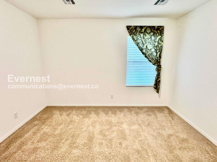 Building Photo - 707 N Dogwood Ave