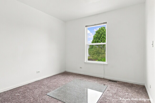Building Photo - 10570 Wing Pointe Dr