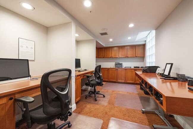 Building Photo - Spacious Bankers Hill Studio | In-Unit Laundry | A/C | Fireplace | Pool & Gym | 6-Month Lease