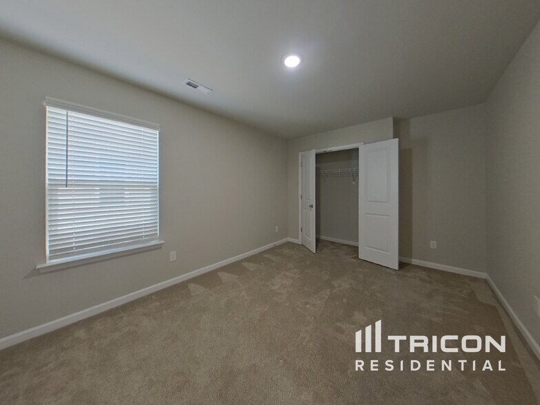 Building Photo - 209 Spring Knoll Dr