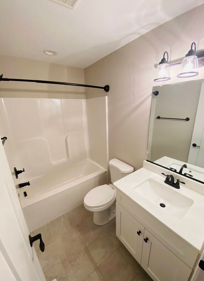 Building Photo - Great Location 3 Bedroom House