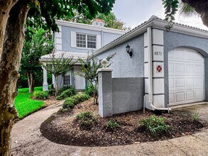 Building Photo - Beautiful 2/2 Townhouse with one car garag...