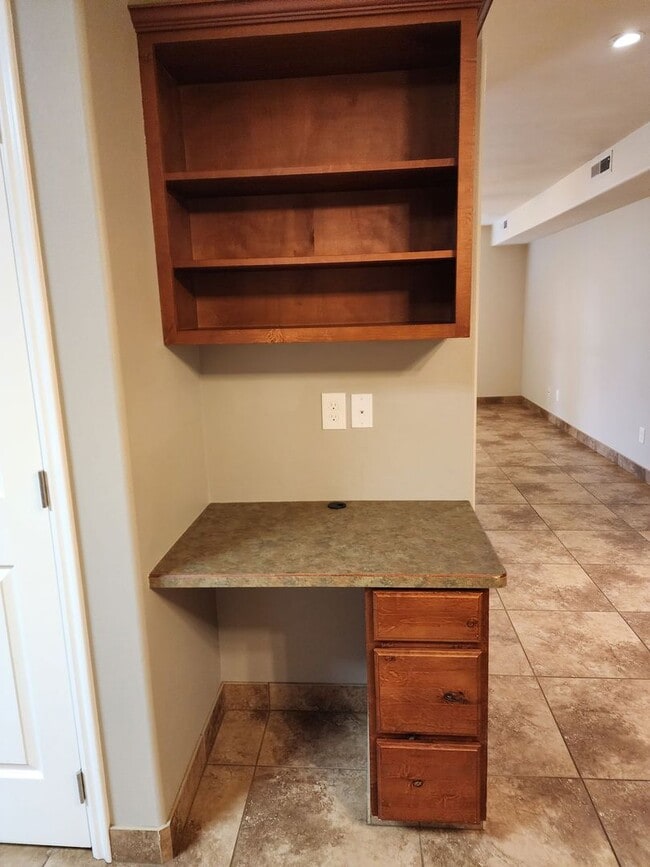 Building Photo - Charming Townhome