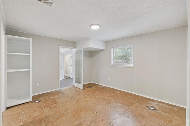 Building Photo - 645 Redstone Ave