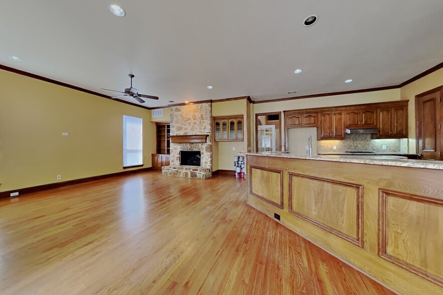 Building Photo - 4020 Oakmeadow Dr