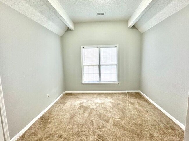 Building Photo - Available Now! 3-bedroom 2.5 bath home 1,8...