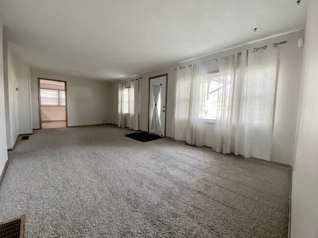 Building Photo - Three Bedroom in Battle Creek
