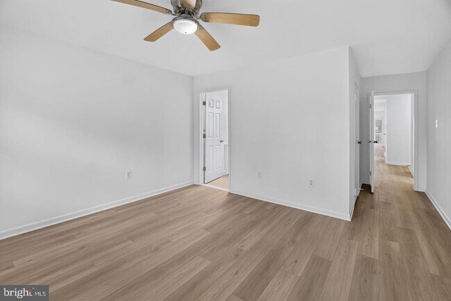 Building Photo - 7400 Lakeview Dr