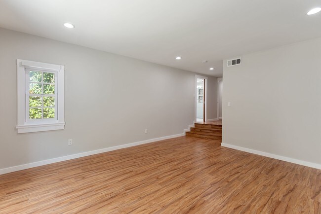 Building Photo - 10624 Bloomfield St