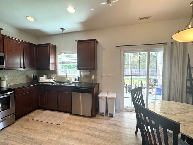 Building Photo - Beautiful home! Minutes to Surf City!