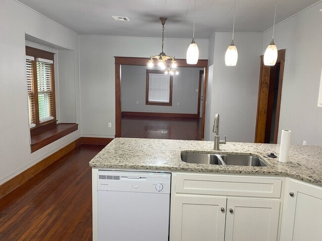 Building Photo - 324 S Benjamin St