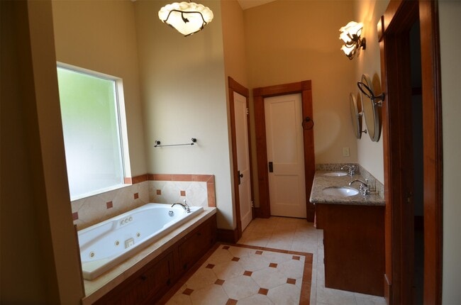 Building Photo - 1615 Houston Ave