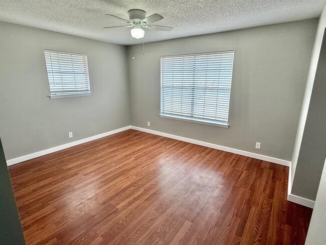 Building Photo - 505 Hedgewood Dr