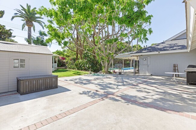Building Photo - Welcome to this Beautiful Ranch-Style Home...