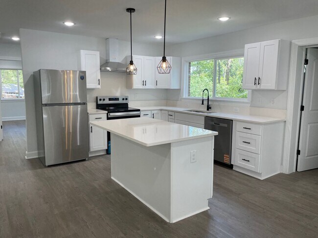 Building Photo - NEWLY REMODLED 3 BED, 2 BATH BRICK HOME LOCATED IN ASHEBORO! $1,750 RENT $1,750 DEPOSIT