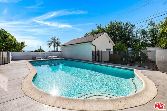 Building Photo - 523 E Fairmount Rd