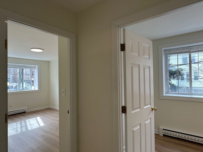 Building Photo - Large, updated 2 bedroom near the Green Li...