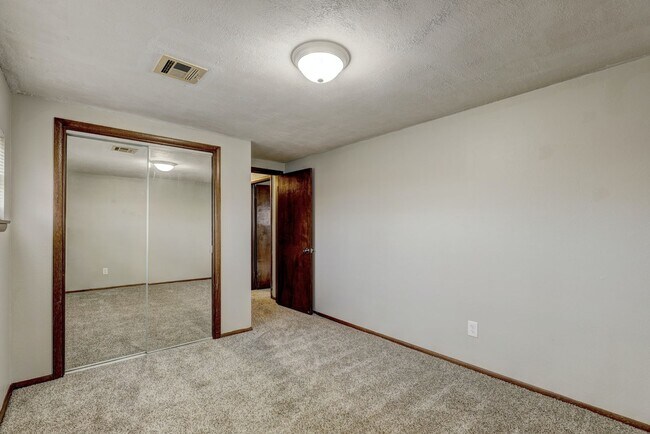 Building Photo - 4 bed, 1.5  house in Yukon