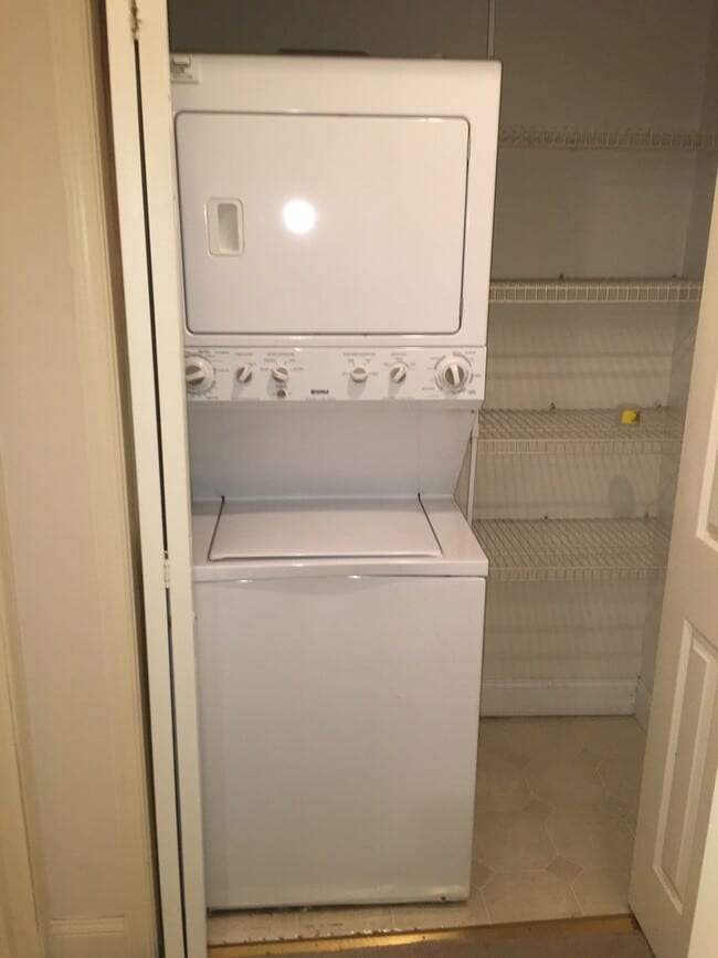 Building Photo - 1 Bed / 1 Bath Unit - Prime Location!