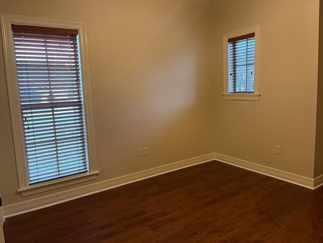 Building Photo - 321 Wood Springs