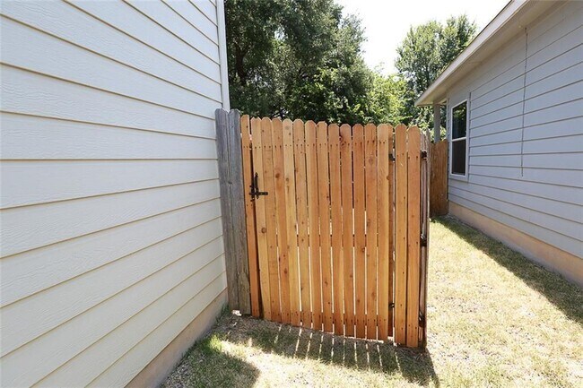 Building Photo - 2107 Charlotte Estates Dr