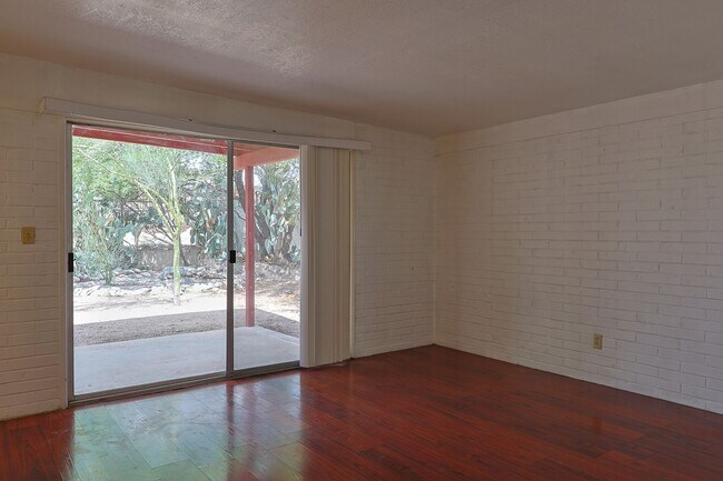 Building Photo - 618 N Medford Dr