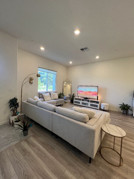 Primary Photo - 32 Lesina Way