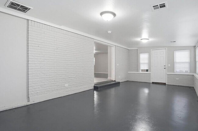 Building Photo - 3717 N Eagle Ln