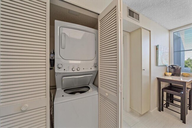 Building Photo - 618 Bayport Wy