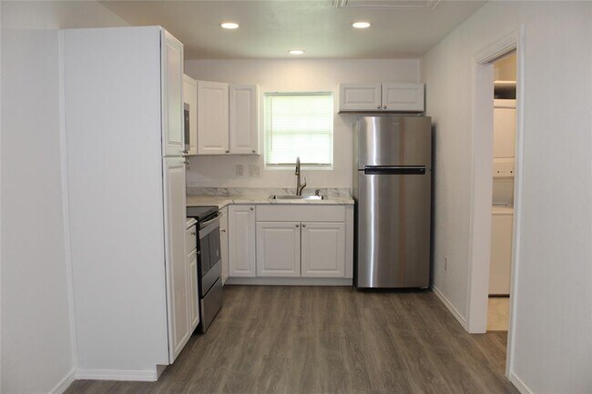 Building Photo - 229 Neyland St