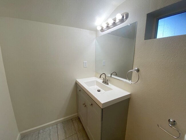 Building Photo - Lovely 3 Bedroom, 2 Bath House - Washer/Dryer, Dishwasher, Long Driveway, Fenced Backyard