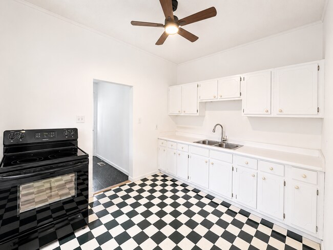 Building Photo - Cute 2 bedroom/1 bath home close to downtown, restaurants and shopping!