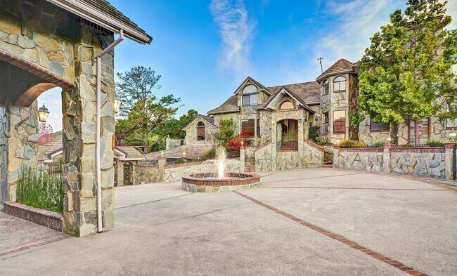 Building Photo - STUNNING LUXURY HOME WITH GORGEOUS SETTING IN WONDERFUL ORINDA!