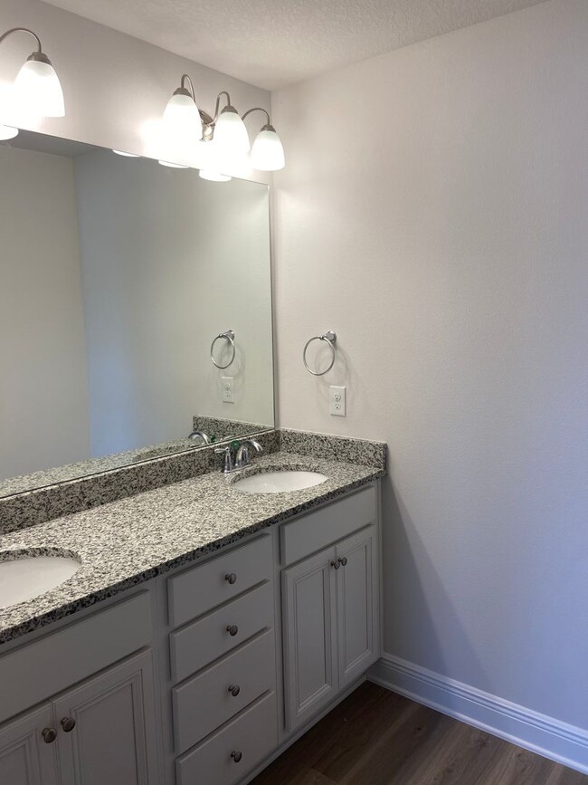 Building Photo - COMMUNITY POOL! Close to Navy base, beach,...