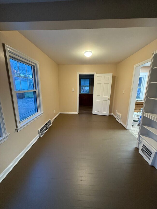 Building Photo - Lee/Harvard 3 Bedroom Single water/sewer i...