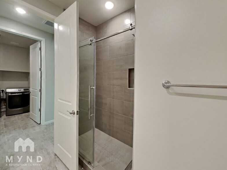 Building Photo - 9520 Thatcher Ave