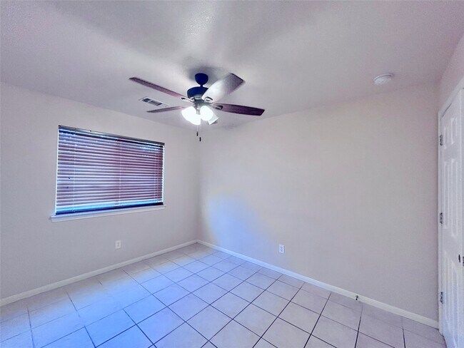 Building Photo - 18523 Spinney Ln