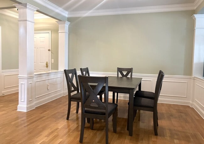 Building Photo - Spacious and Stylish 2 bedroom, 2 bath condo is desirable Coachman's Ridge complex