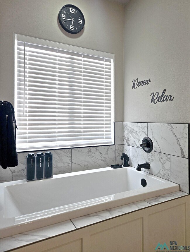 Building Photo - 510 W Dallas Ave