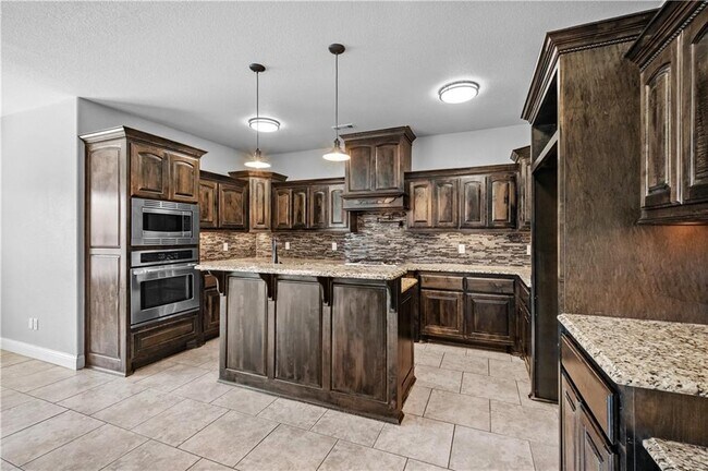 Building Photo - 4301 SW Beech Ln