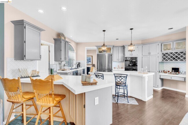 Building Photo - 5640 Edgeview Dr