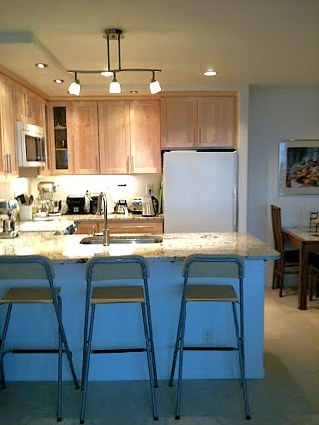 Building Photo - Bayview Condo with Updated Features  - Bou...