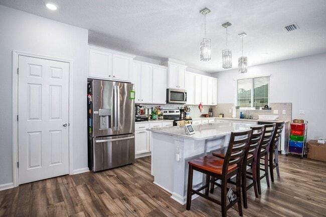 Building Photo - Spacious 3BR Home with Flex Space, Large Backyard & Open Floor Plan