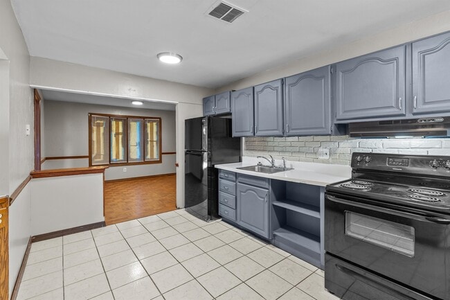 Building Photo - 12 Country Ln