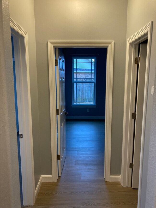 Building Photo - 3 bedroom 2 bath modern style home minutes from Centerton Main!!