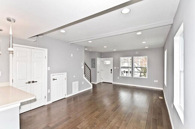 Building Photo - 4650 Hayes St NE