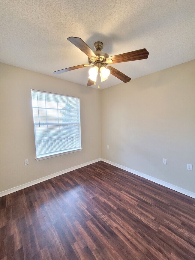 Building Photo - 7802 Heirloom Dr