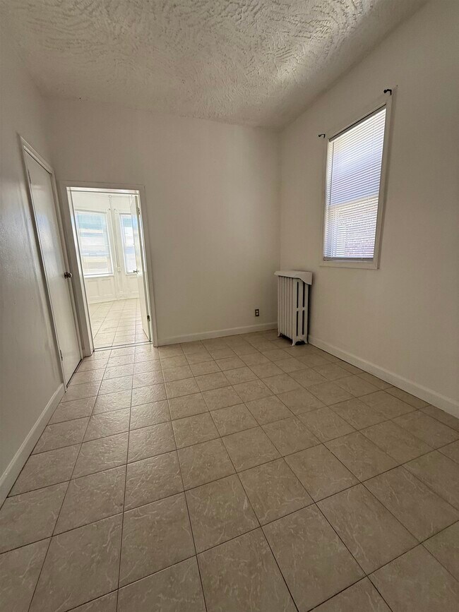 Building Photo - 406 67th St