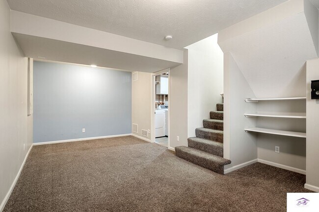 Building Photo - AVAILABLE NOW!