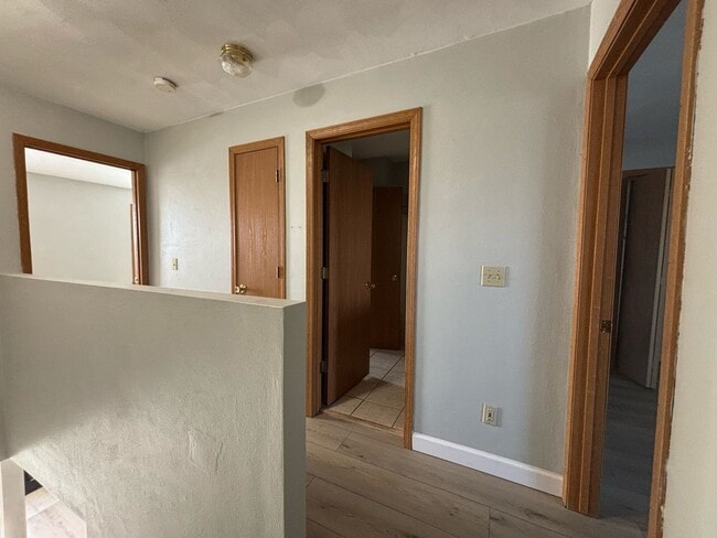 Building Photo - 2 Bedroom 1.5 Bath Spacious Townhome